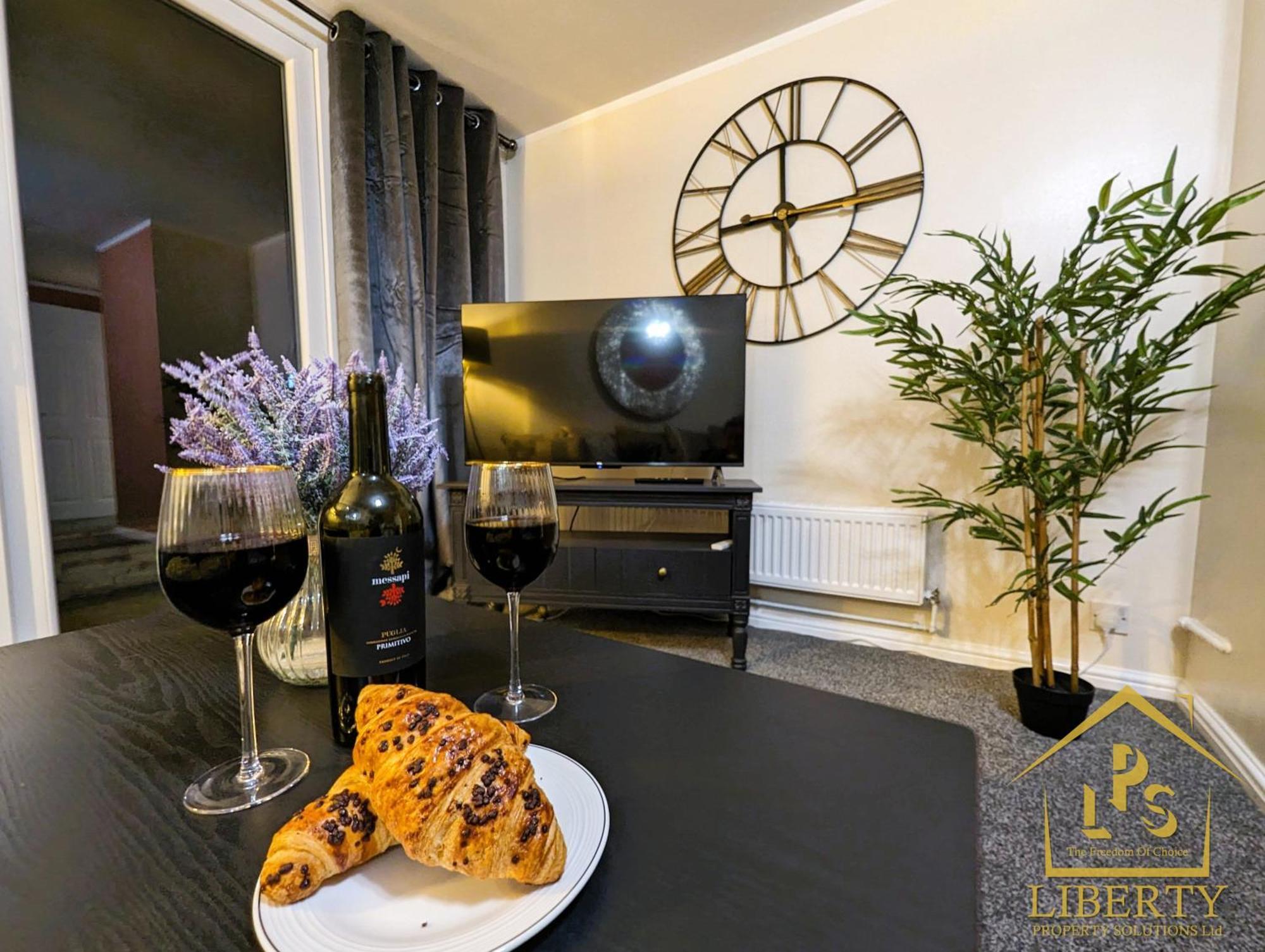 6 Guests * 4 Bedroom * Free Wi-Fi *Huntingdon Exterior photo